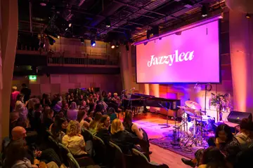 The hall full of women, Jazzylea on the big screen